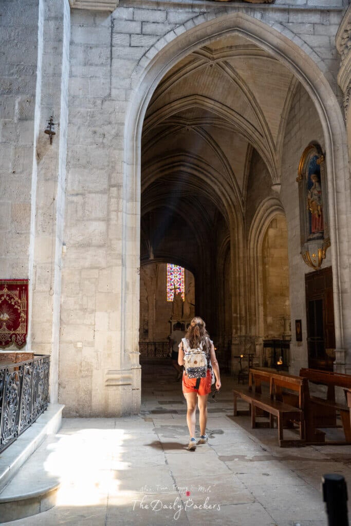 Intérieur de l'église Saint Trophime d'Arles avec ses voûtes en pierre.