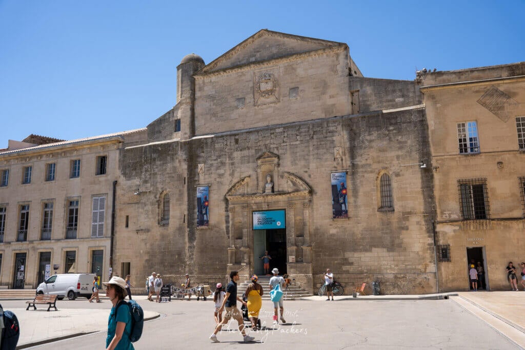 Façade de l'église Sainte-Anne à Arles, un édifice en pierre patiné par le temps.
