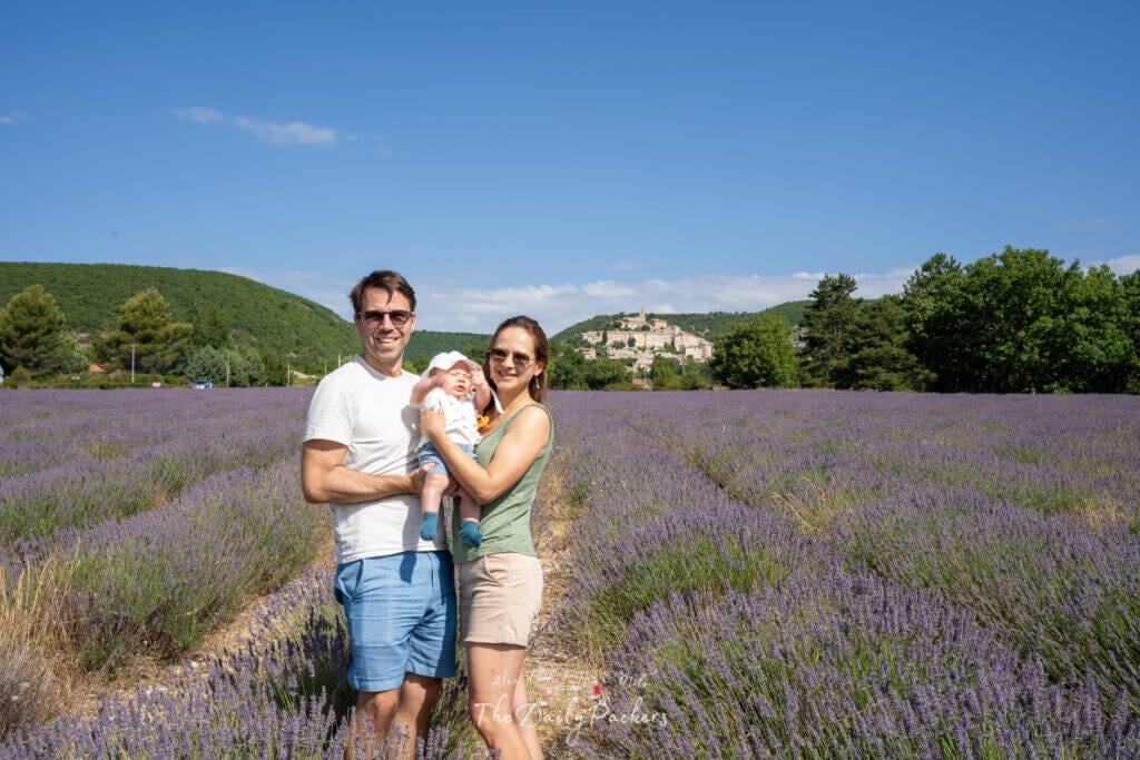 Famille posant dans un champ de lavande près du village médiéval de Banon en Provence