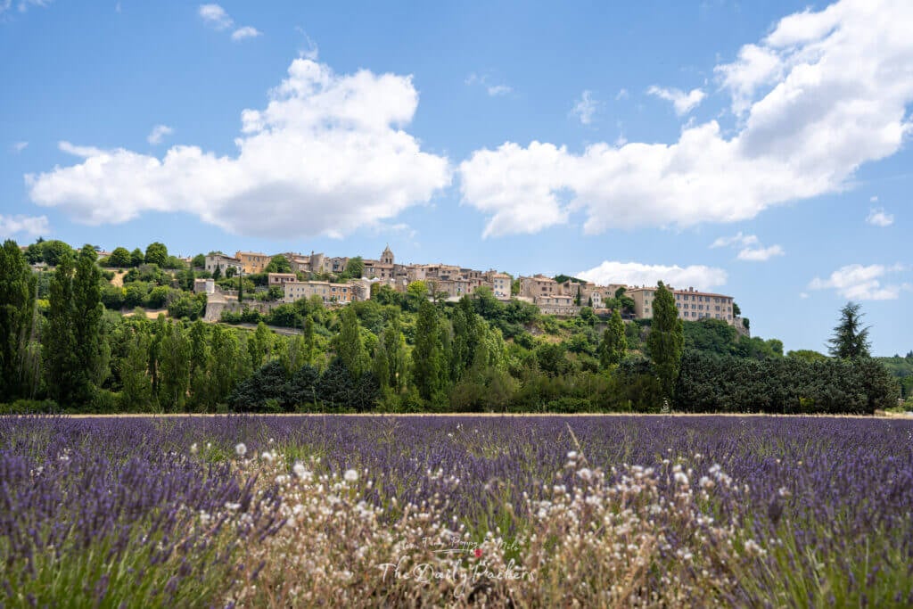 Maisons en pierre et tour ronde de Simiane-la-Rotonde perchées sur une colline en Provence