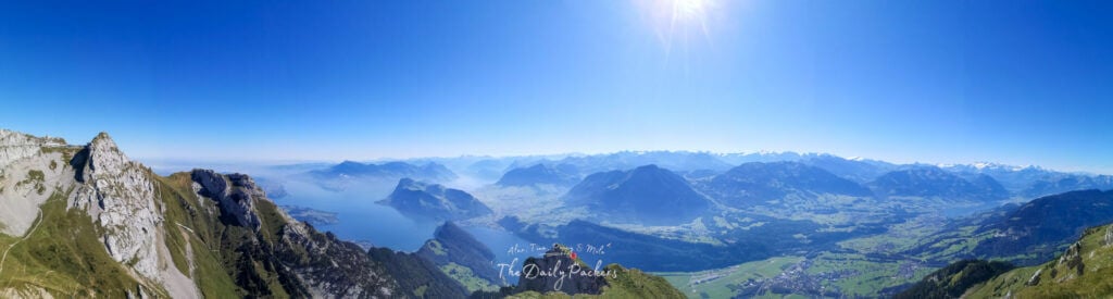 Vue depuis le sommet du sentier du Matthorn, avec des lignes de crête spectaculaires et les Alpes suisses qui s'étendent à l'horizon.