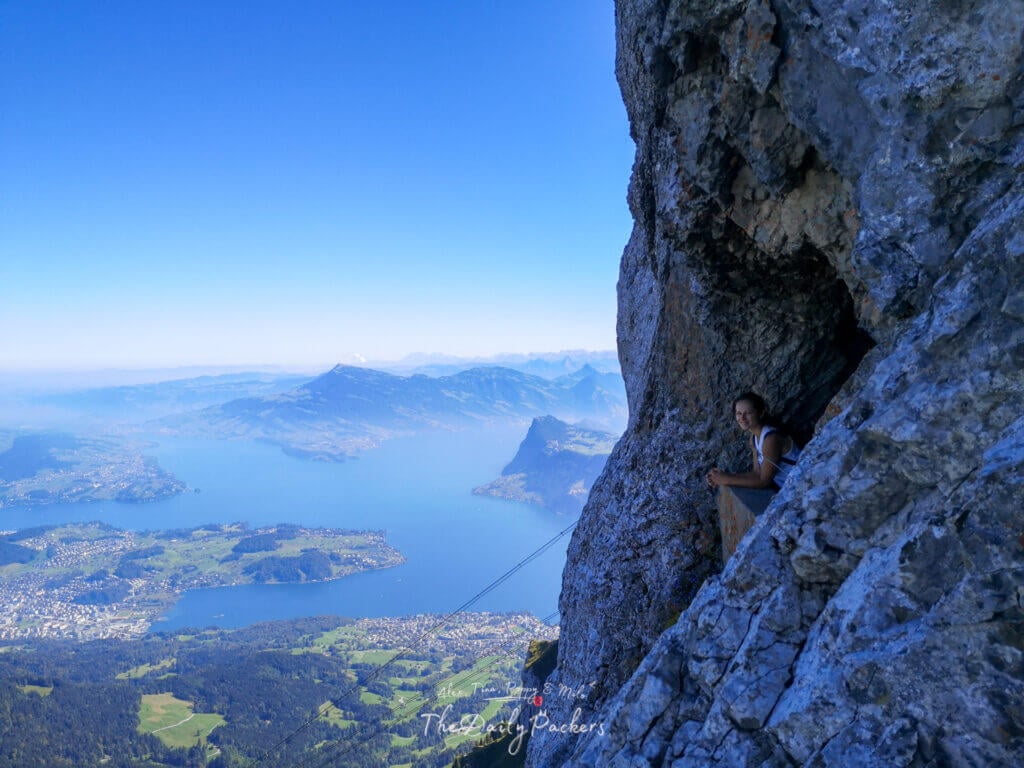 Femme marchant le long du sentier d'observation Dragon Trail sur le Mont Pilatus, avec une vue imprenable sur le lac des Quatre-Cantons.