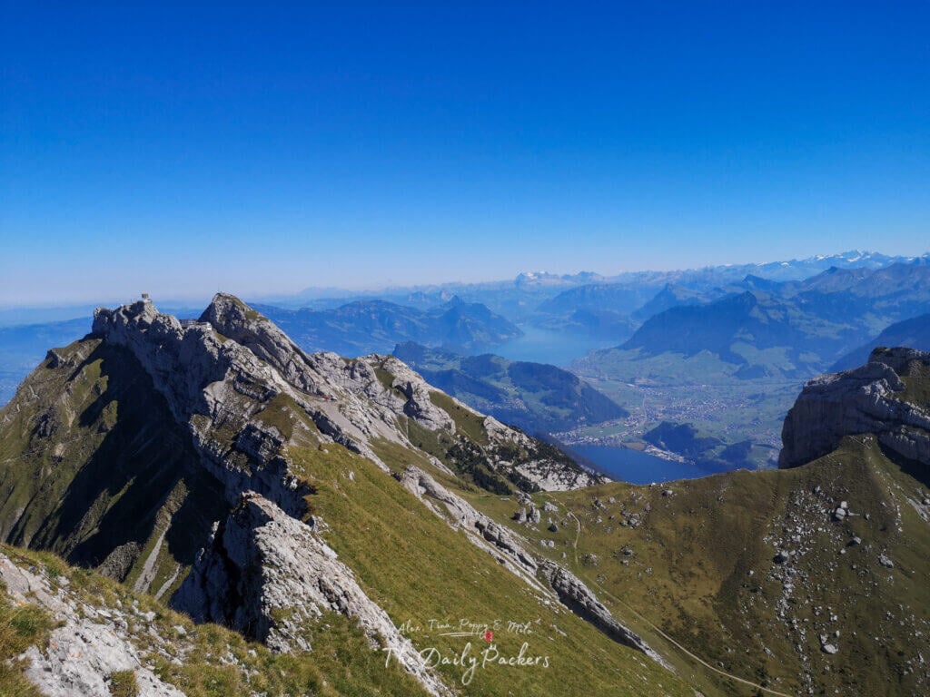 Vue imprenable sur les crêtes déchiquetées et les sommets alpins depuis un point de vue sur le mont Pilatus qui domine le lac des Quatre-Cantons.