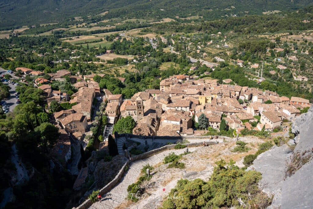 Vue aérienne du village de Moustiers-Sainte-Marie depuis le chemin près de la chapelle Notre-Dame-de-Beauvoir
