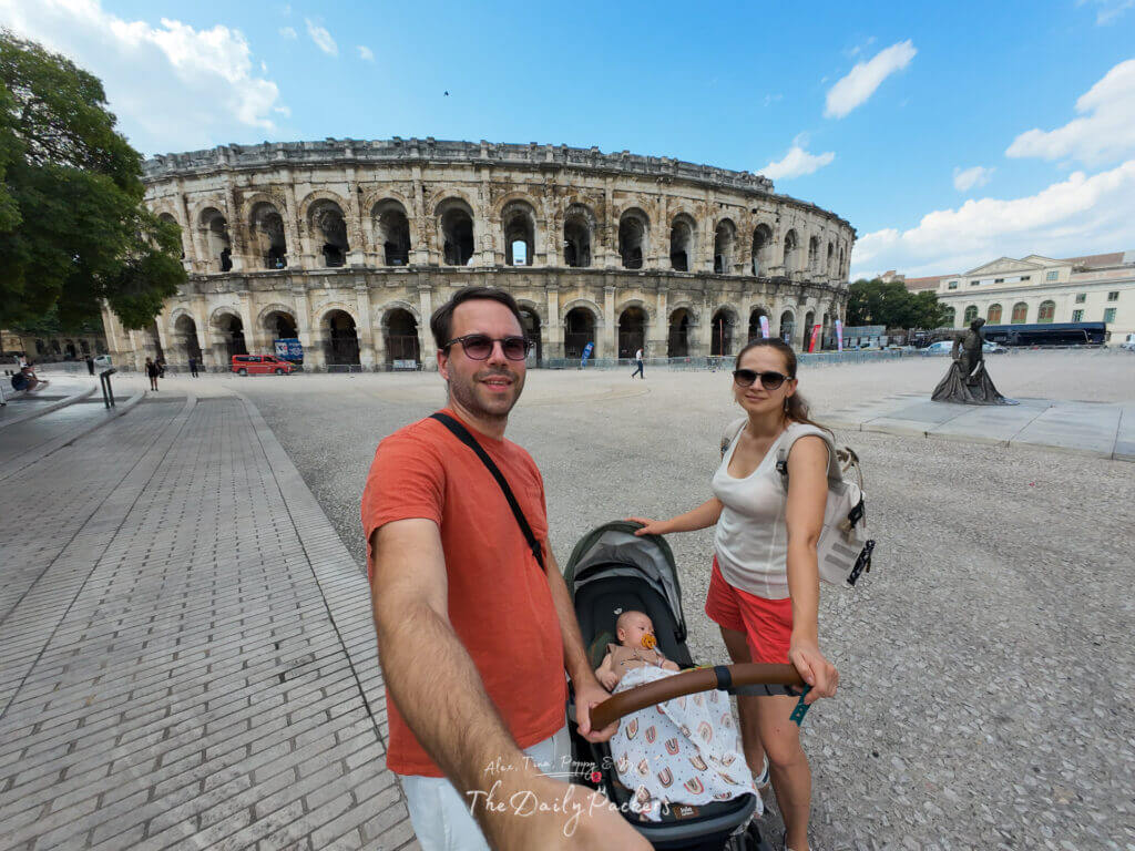 Photo de famille devant l'impressionnant amphithéâtre romain de Nîmes, avec Milo dans la poussette.