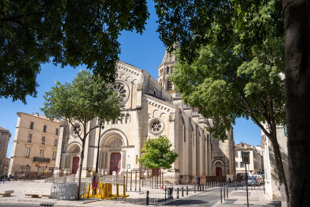 Vue de l'église Saint-Baudile de Nîmes avec ses tours jumelles et ses portes rouges