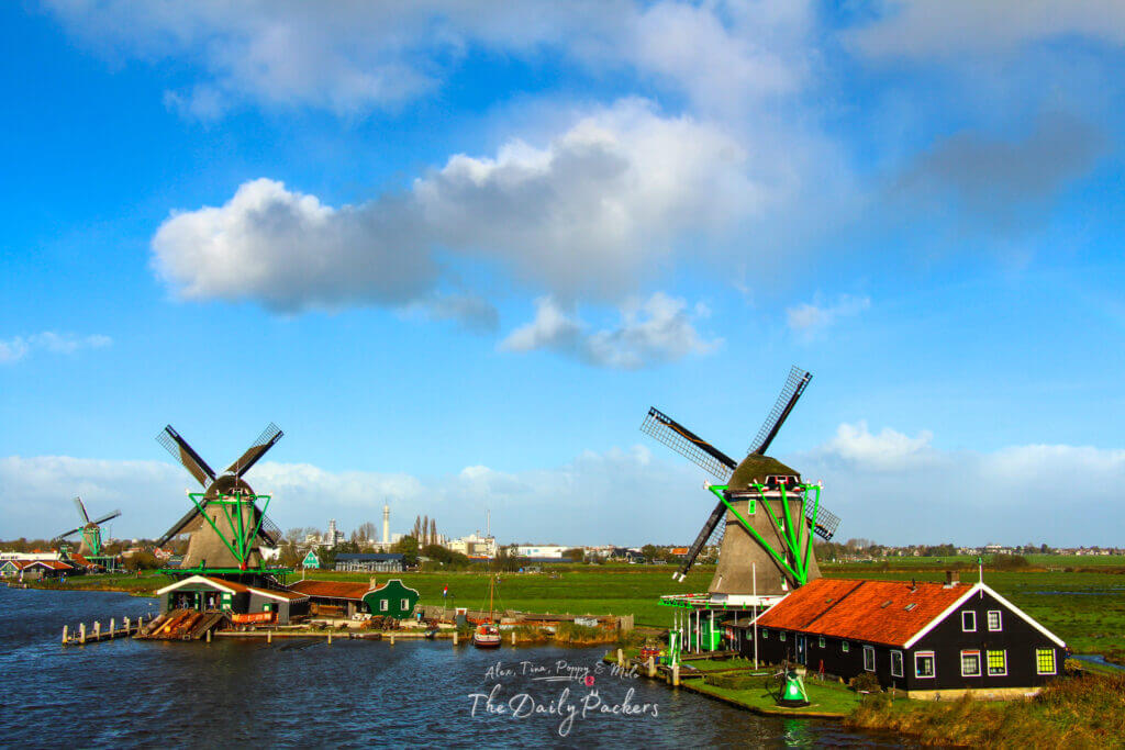 Vue panoramique des moulins à vent et des fermes le long du front de mer à Zaanse Schans.