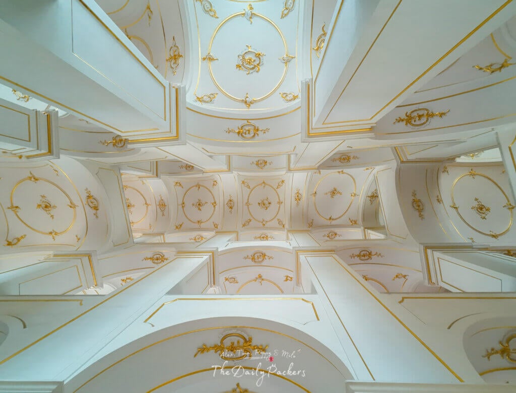 Plafond orné de blanc et d'or à l'intérieur du château de Bratislava