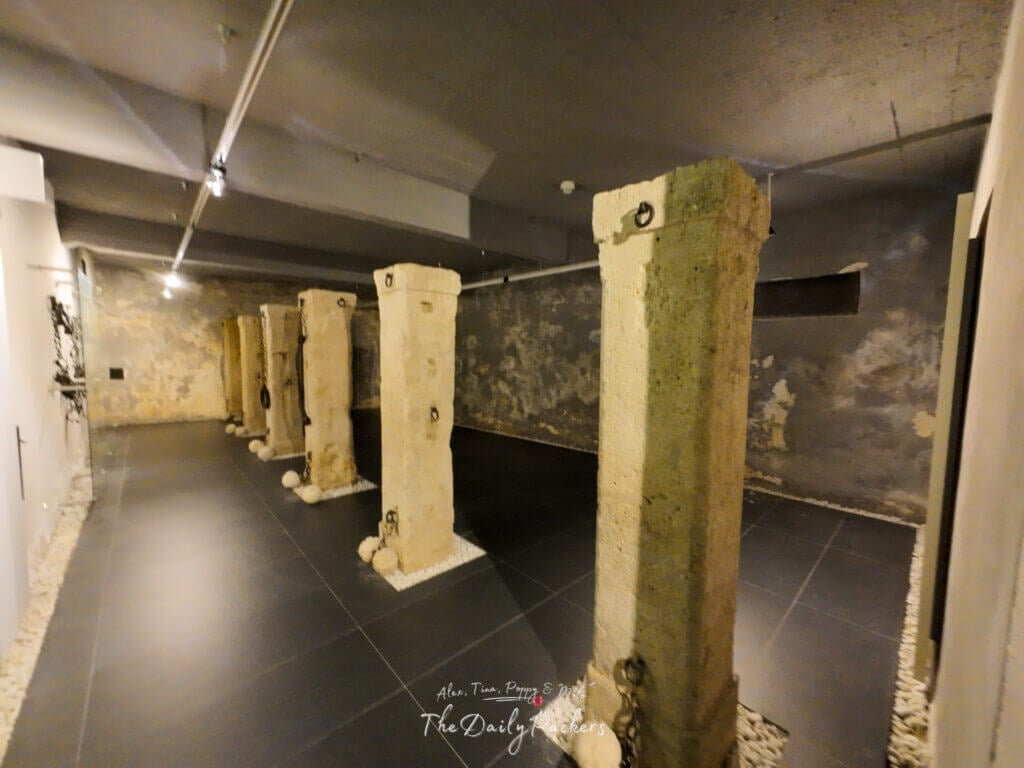 Ancienne prison souterraine dans l'Hôtel de Ville de la Vieille Ville de Bratislava avec des piliers en pierre et des anneaux métalliques autrefois utilisés pour les prisonniers.
