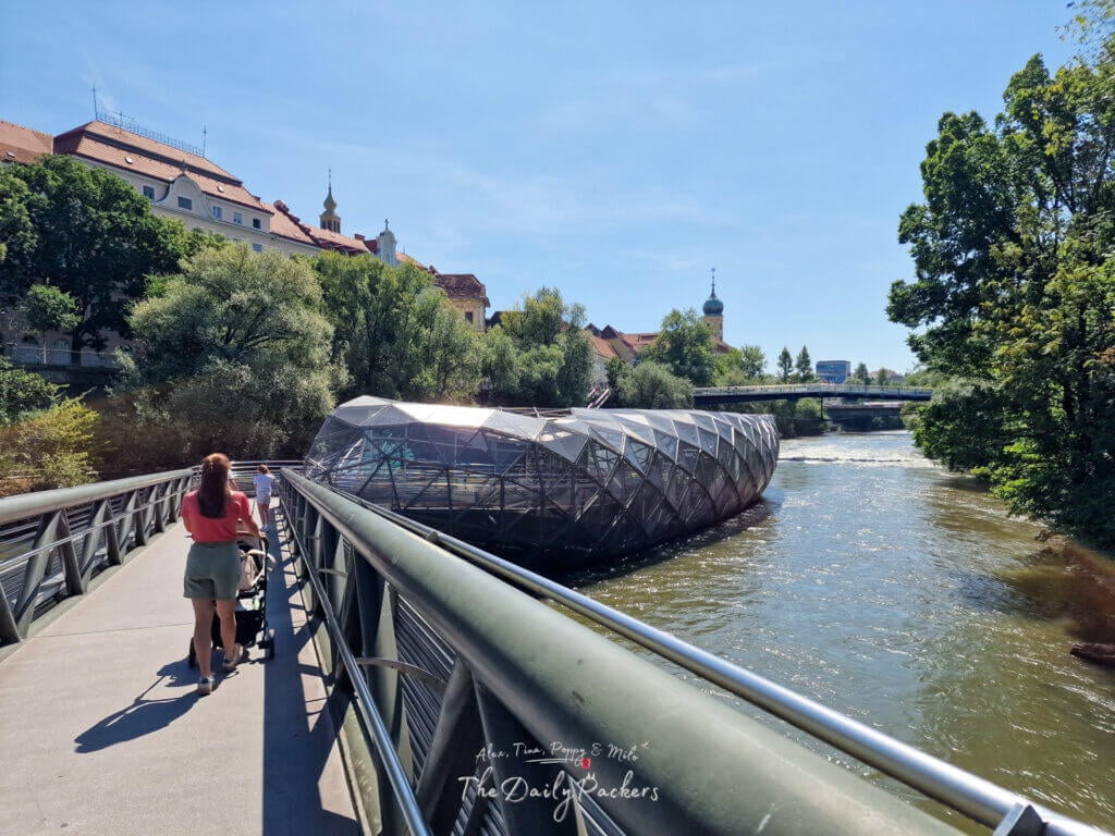 La plateforme flottante futuriste Murinsel sur la rivière Mur à Graz, reliée par des ponts piétonniers.
