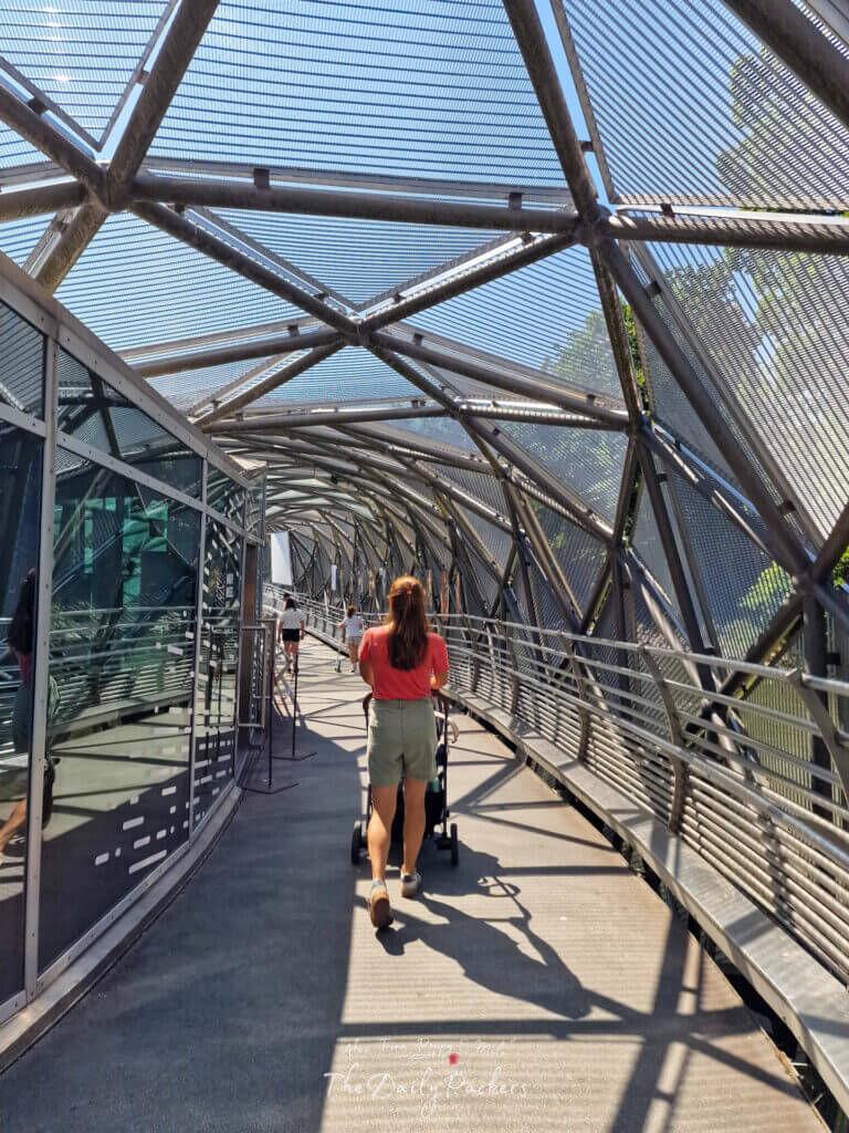 Marche à l'intérieur de la structure d'acier et de verre de la Murinsel à Graz.