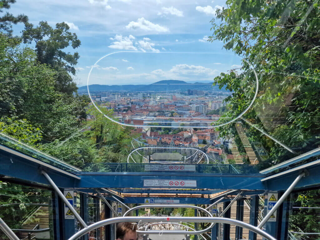 Vue panoramique de la ville de Graz depuis l'intérieur du wagon du funiculaire Schlossbergbahn.