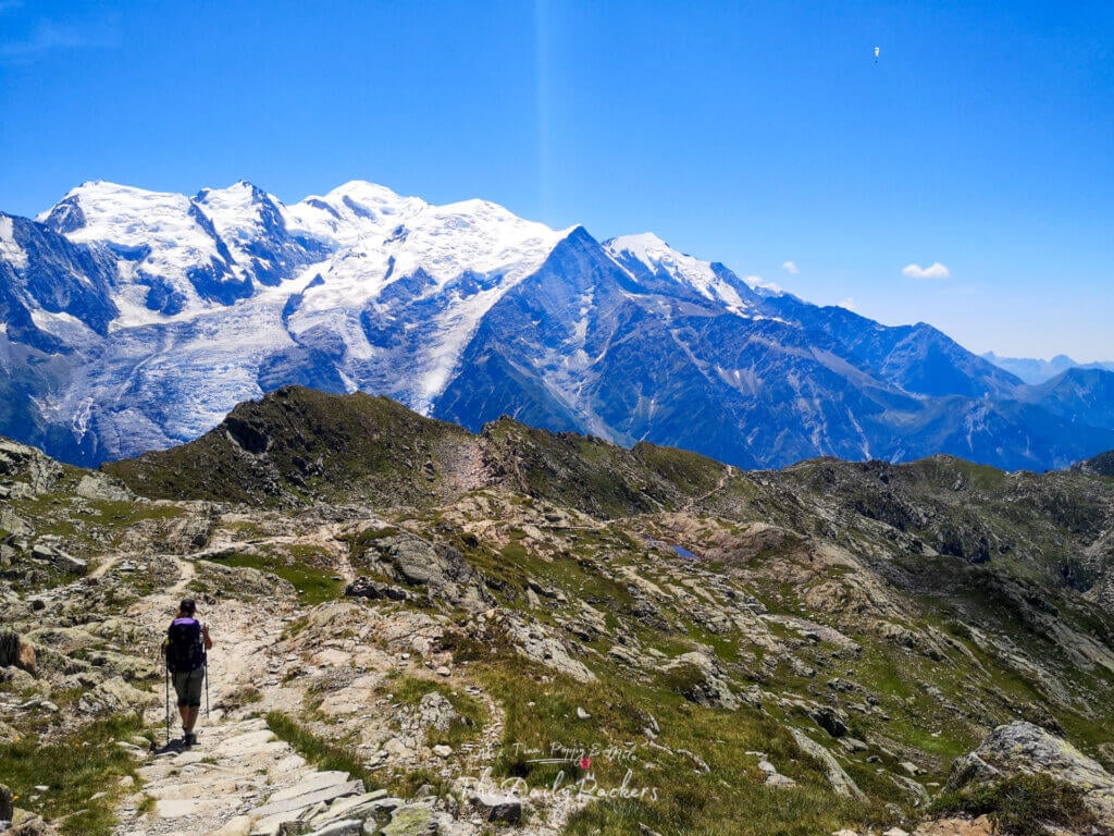 Descente des marches en pierre depuis le Brévent avec le Mont Blanc s'étendant à l'horizon.