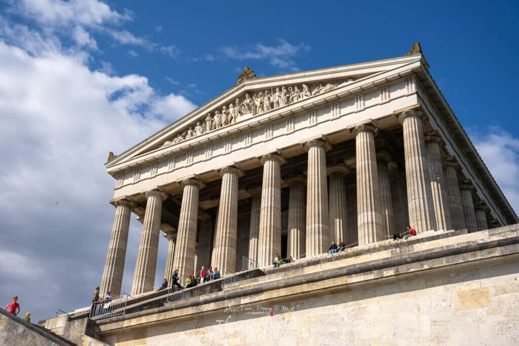 Gros plan sur la façade néoclassique du Walhalla avec ses hautes colonnes et ses statues au sommet.