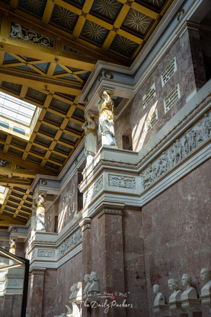 Intérieur du mémorial Walhalla décoré de colonnes de marbre, de bustes et d'un plafond doré