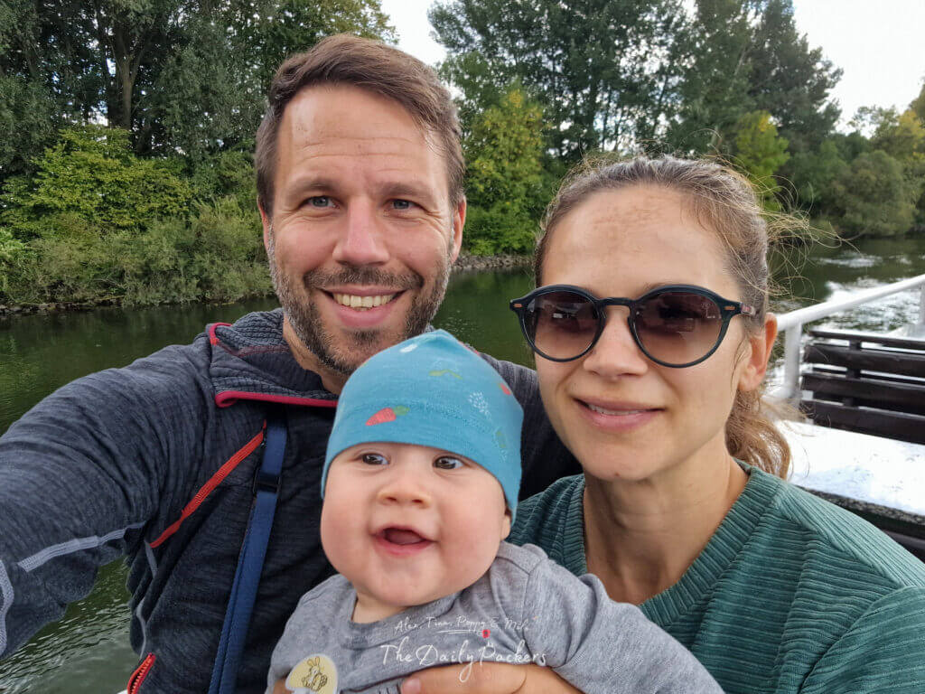 Selfie en famille sur un bateau de croisière sur le Danube avec des arbres et l'eau en arrière-plan.