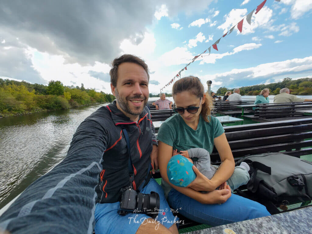 Passagers profitant de la balade sur le pont supérieur d'un bateau de croisière sur le Danube près du Walhalla.