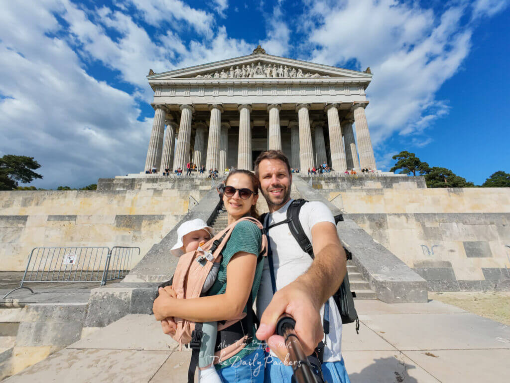Selfie de famille devant les grands escaliers du mémorial du Walhalla avec ses colonnes imposantes.