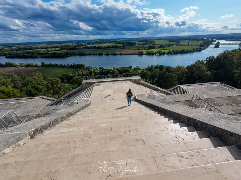 Large escalier de pierre descendant du Walhalla avec une vue panoramique sur le Danube et la campagne environnante.