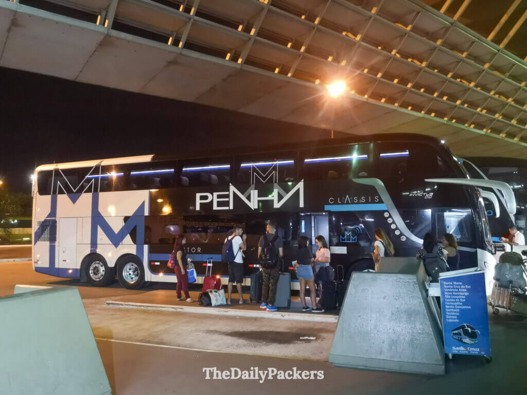 Vue de nuit des passagers montant à bord d'un bus à impériale Penha à la gare au Brésil. Le premier du voyage en bus du Brésil à l'Uruguay