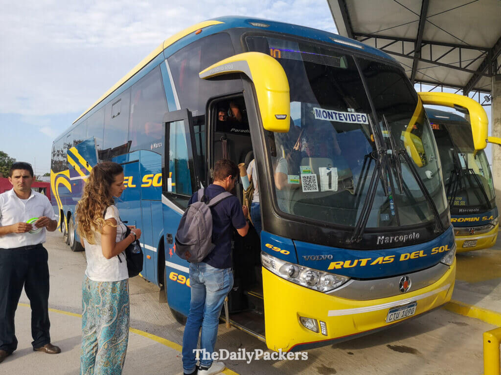 Passagers montant à bord du bus Rutas del Sol à destination de Montevideo à la gare de Chuy.