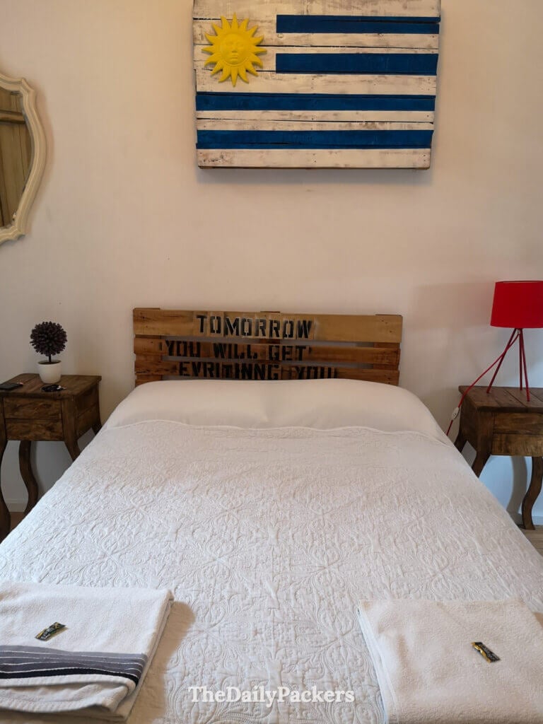 Lit confortable avec une tête de lit en bois motivante et une décoration minimaliste à l'intérieur de Chez Mario à Montevideo.