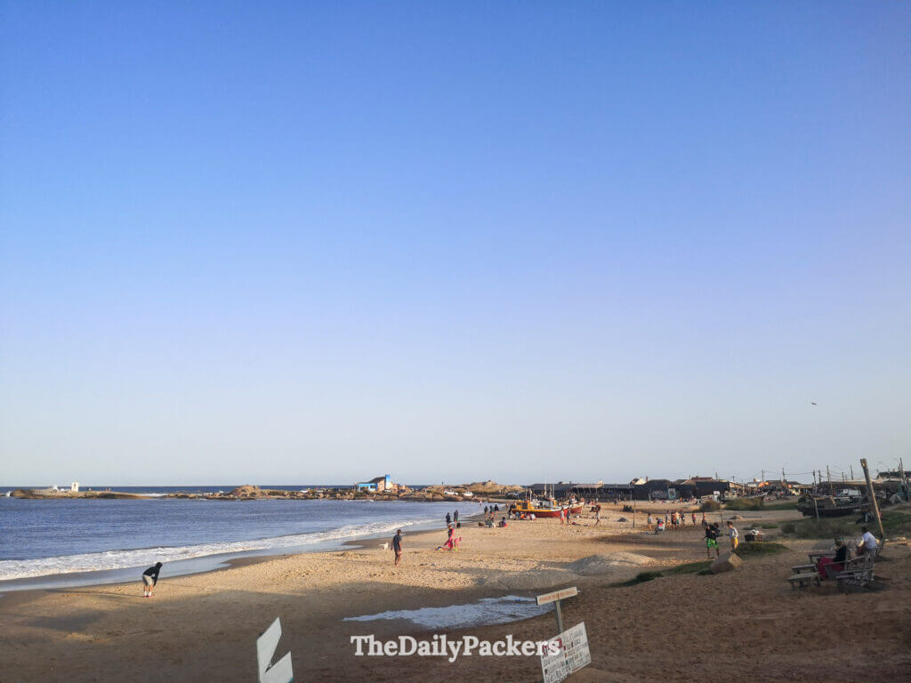 Scène de plage à Playa de los Pescadores avec des locaux et des visiteurs profitant du sable doux et des vagues douces à punta del diablo, l'une des principales destinations d'Uruguay