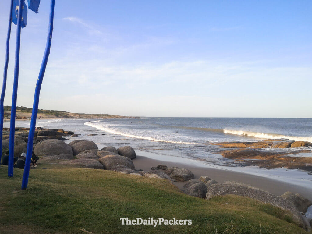 La vaste Playa Grande s'étendant le long de la côte, idéale pour de longues promenades et des moments paisibles au bord de la mer