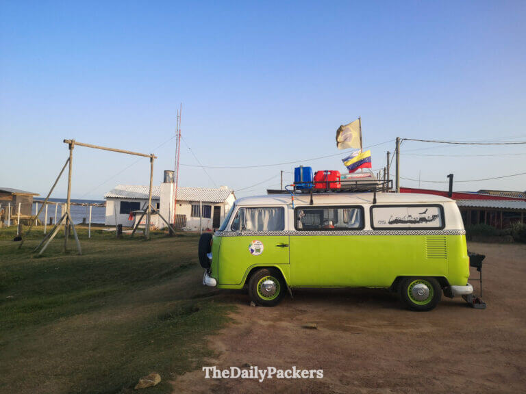 Combi Volkswagen vert vif garé près de la côte, un symbole classique de la liberté des road trips à Punta del Diablo et parfait pour un itinéraire en Uruguay