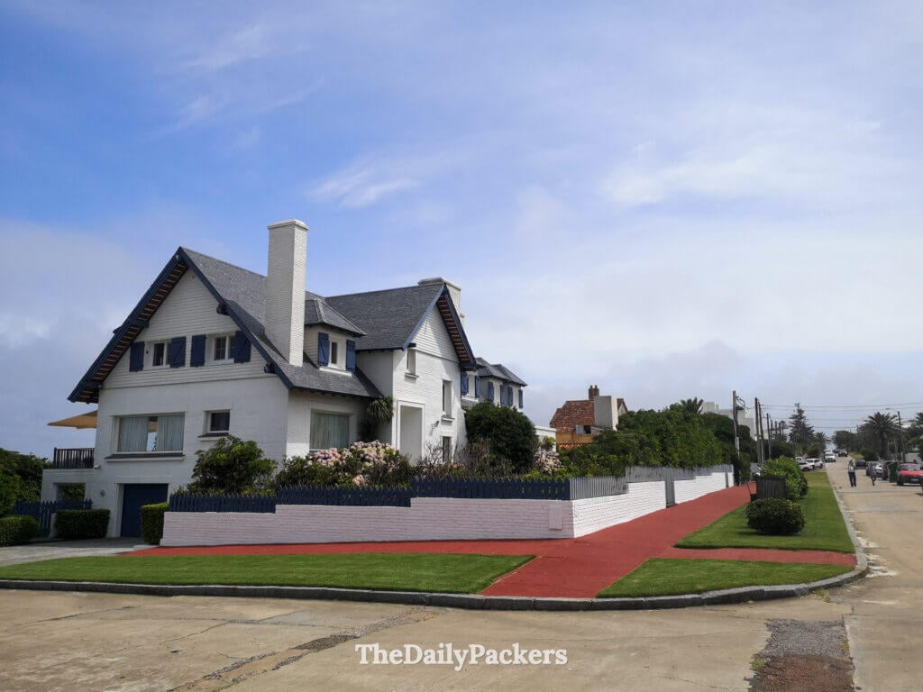 Charming residential area in the peninsula district of Punta del Este featuring elegant coastal homes and manicured lawns.