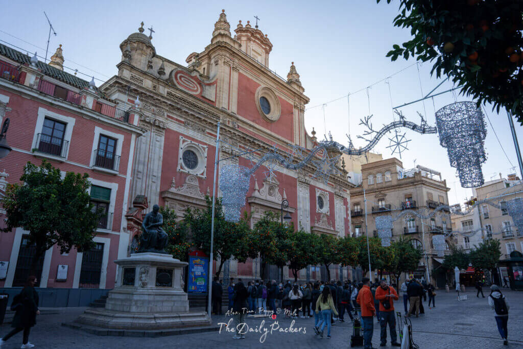 Façade de l'Iglesia del Salvador à Séville ornée de détails baroques et de lumières de Noël festives.