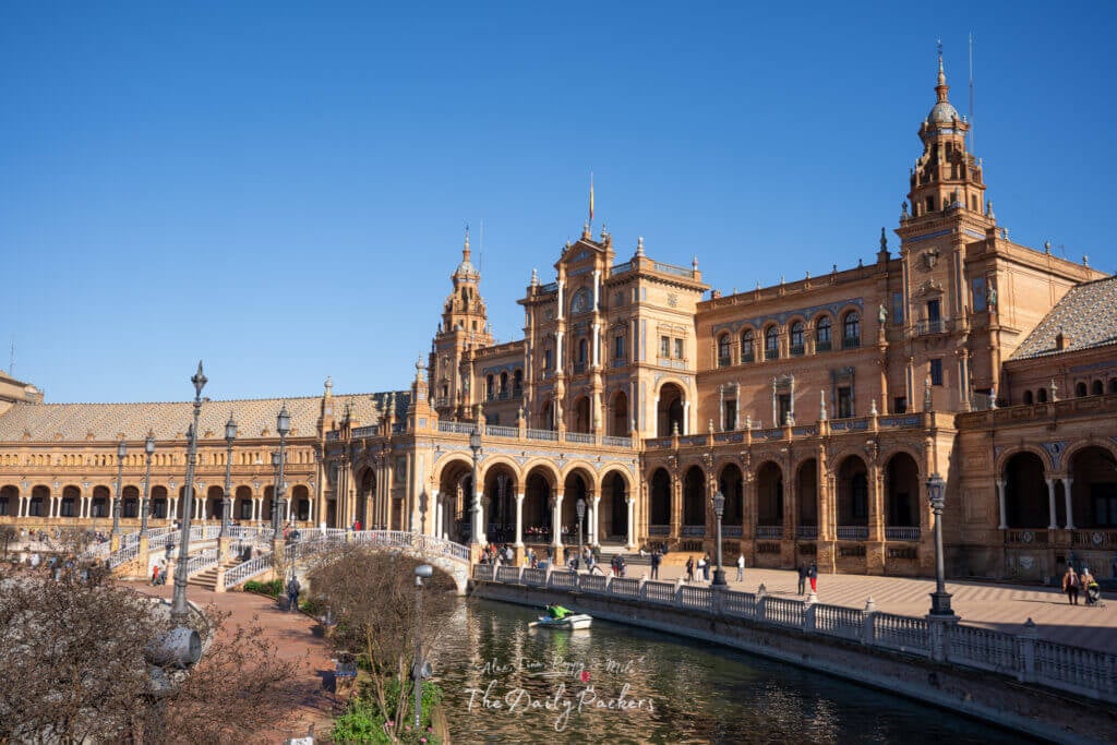 Vue panoramique de la majestueuse Plaza de España à Séville avec son canal, ses ponts et sa grande architecture Renaissance.