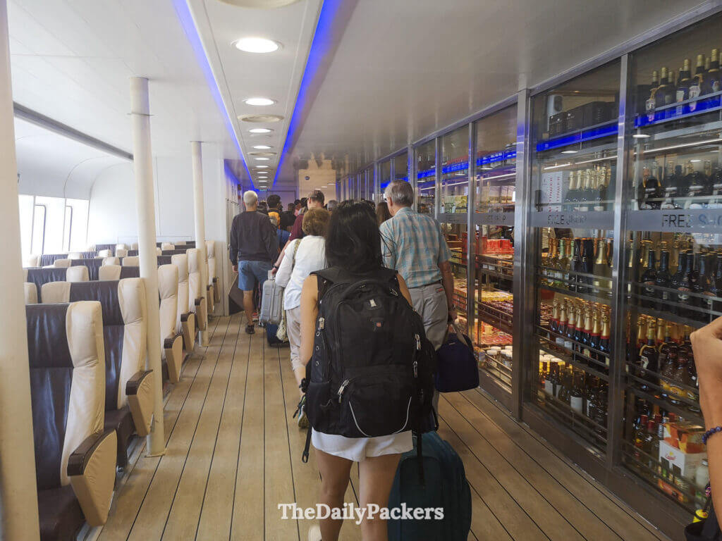Passagers marchant à l'intérieur de la zone duty-free du ferry Colonia Express alors que le navire arrive à Buenos Aires