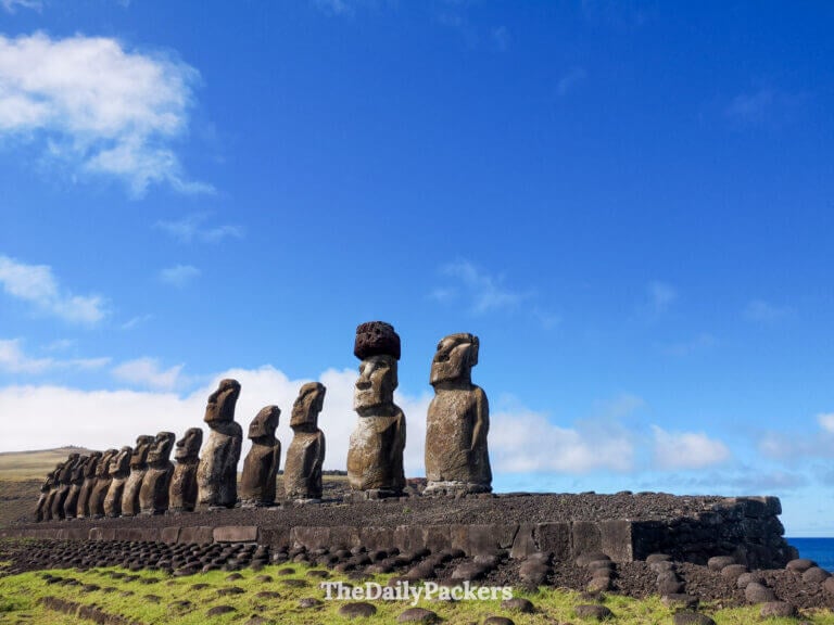 La rangée complète de quinze statues moai d'Ahu Tongariki se dressant sur une plateforme ahu restaurée, une visite incontournable pour tout itinéraire au Chili