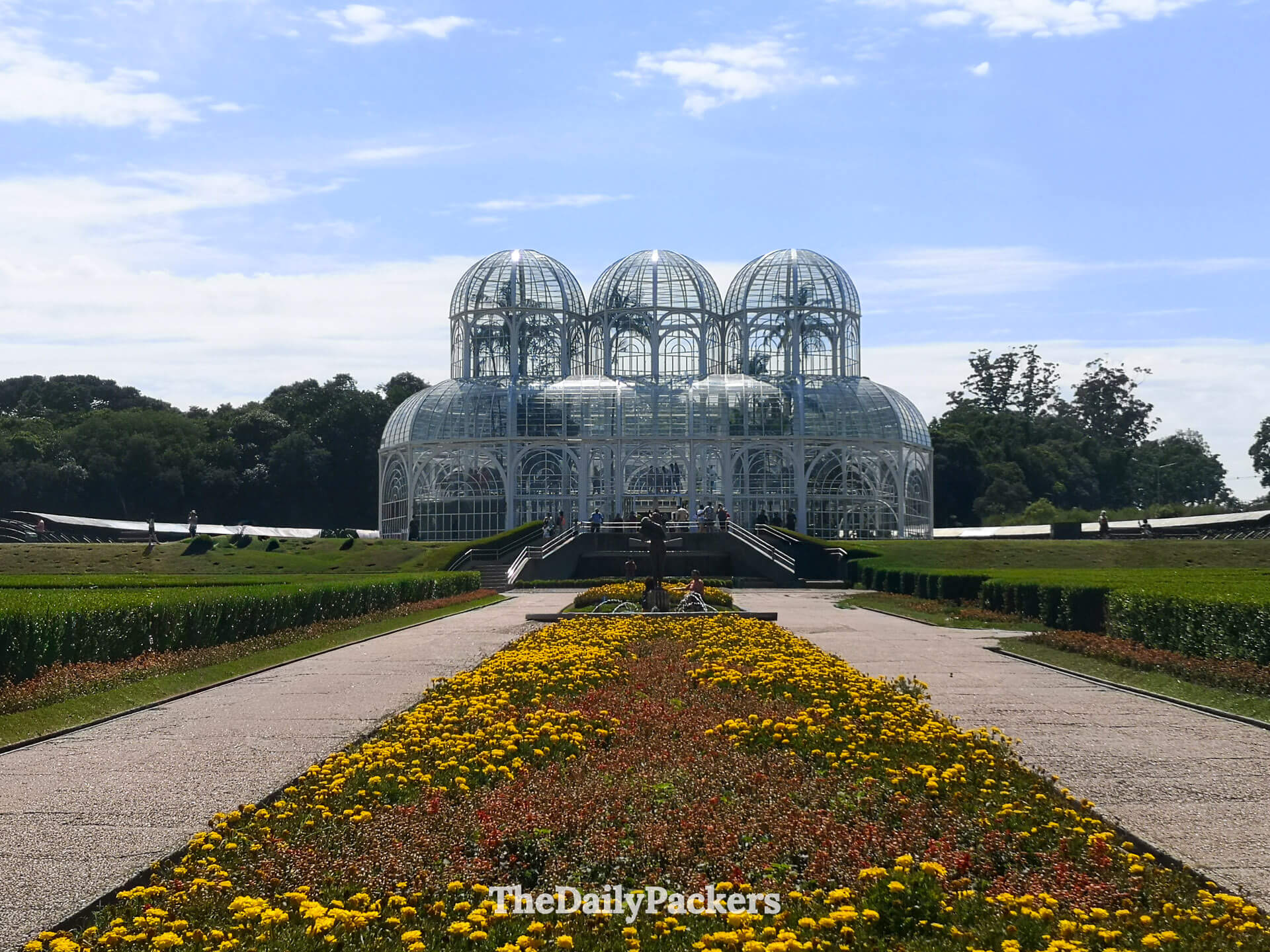 Jardin botanique de Curitiba avec des sentiers soignés, des arbres et des espaces verts ouverts par une journée ensoleillée
