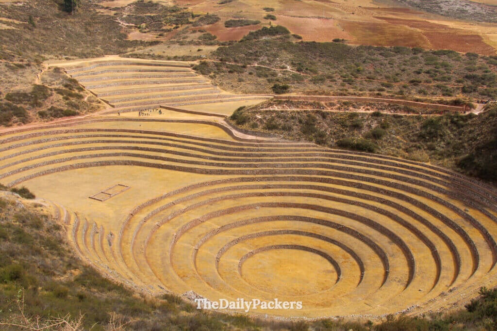 Vue en plongée du site archéologique de Moray, révélant ses terrasses circulaires à plusieurs niveaux situées au milieu des collines de la Vallée Sacrée.