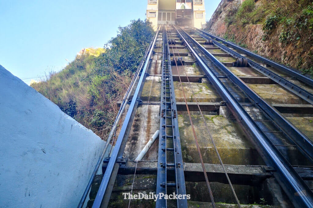 Vue rapprochée vers le haut des rails de l'Ascensor Reina Victoria, l'un des funiculaires historiques de Valparaíso reliant le port à Cerro Alegre.