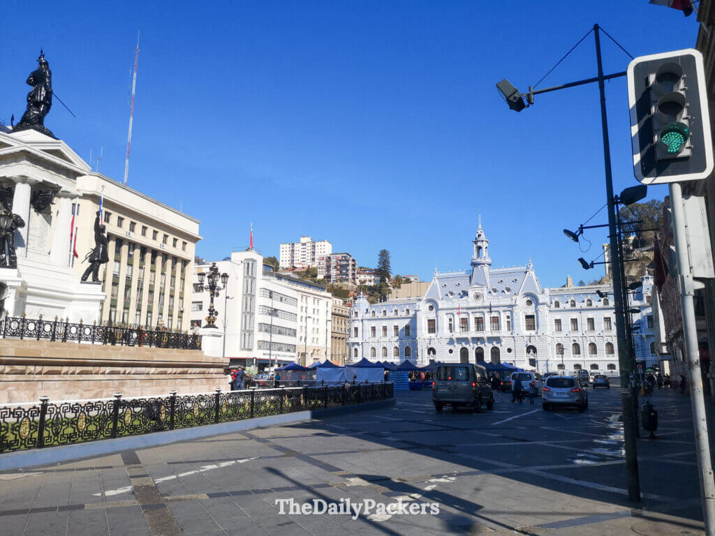 Vue panoramique de la Plaza Sotomayor à Valparaíso, avec le Monument aux Héros d'Iquique et l'emblématique bâtiment bleu du Quartier général de la Marine.