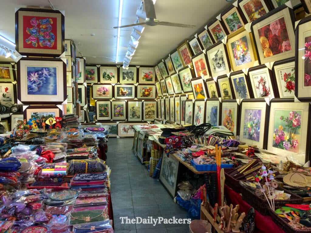 Intérieur d'une boutique de souvenirs et d'art traditionnelle vendant des peintures et de l'artisanat chinois encadrés à Zhujiajiao