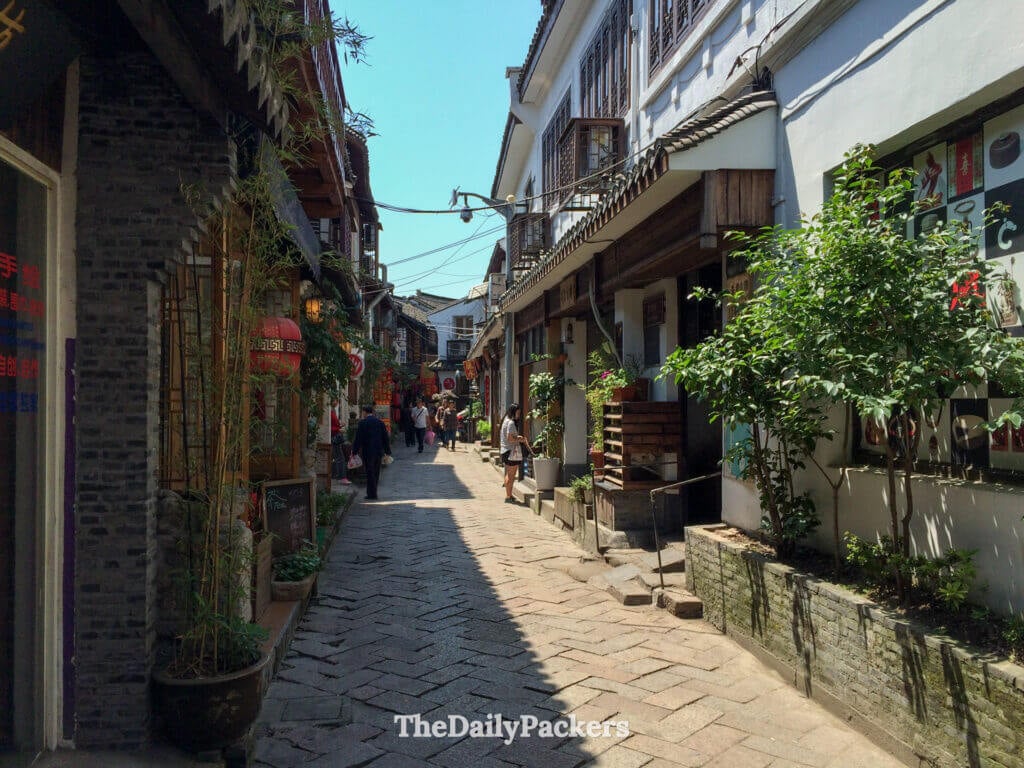 Charmante ruelle intérieure avec chaussée en pierre et architecture traditionnelle à Zhujiajiao près de Shanghai