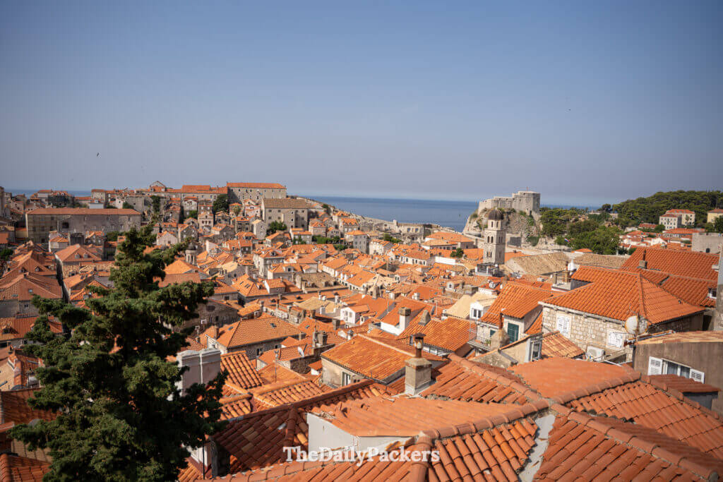 Vue panoramique sur les toits rouges de la vieille ville de Dubrovnik et la côte adriatique
