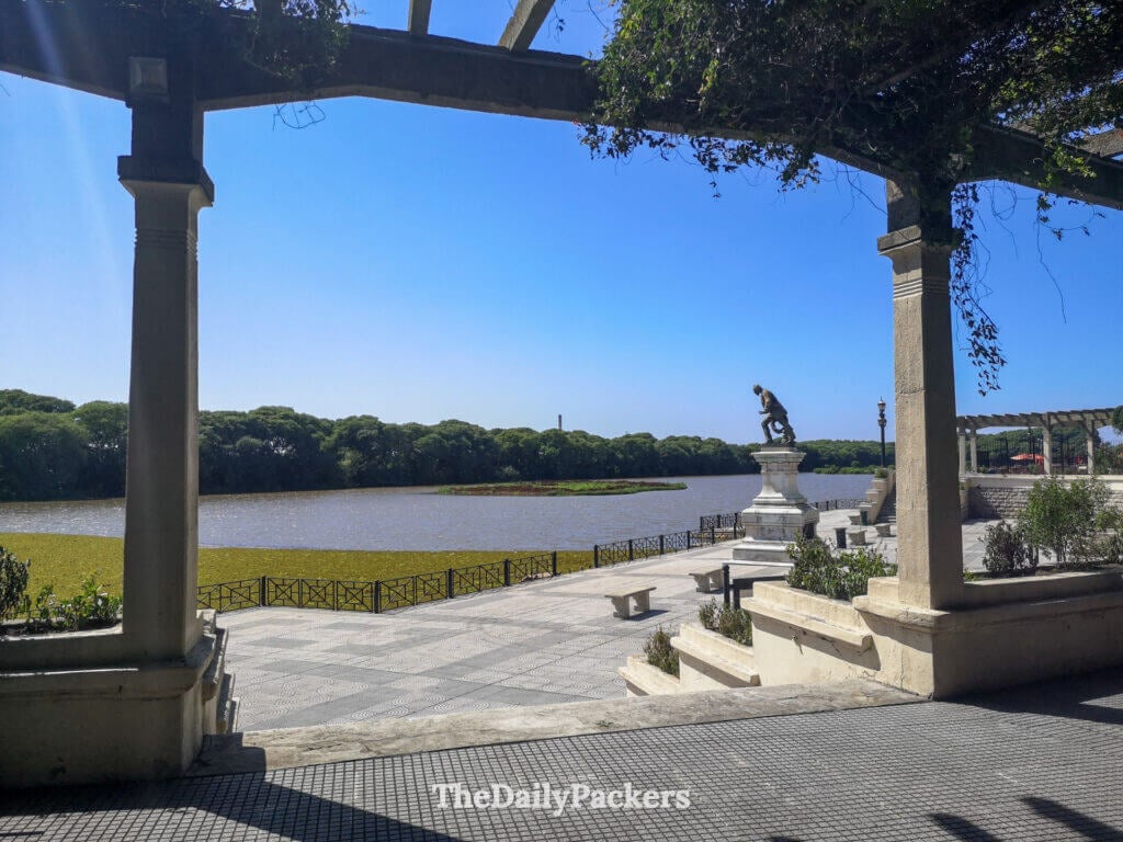 Vue depuis la Costanera Sur près de Puerto Madero, Buenos Aires, avec les berges, des statues et des chemins verts pour se promener.