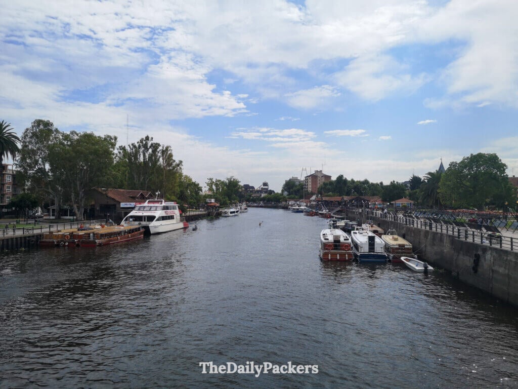 Vue sur un canal à Tigre, province de Buenos Aires, avec des bateaux amarrés le long de la rivière et des berges verdoyantes de chaque côté.