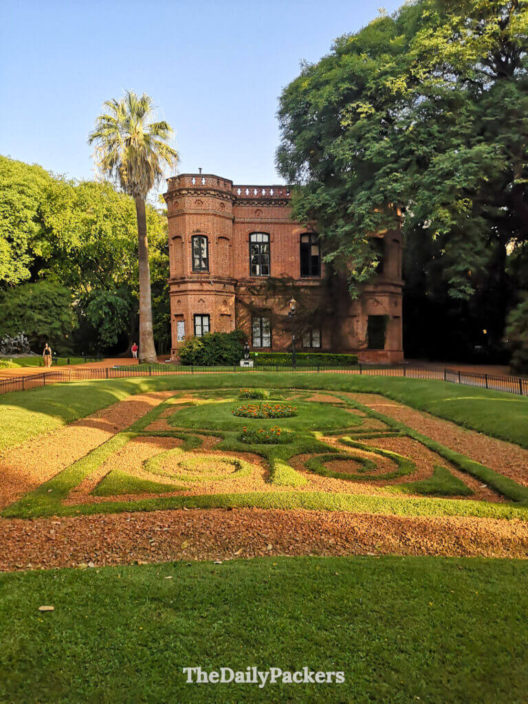 Centro de Interpretación building inside Jardín Botánico Carlos Thays, Buenos Aires, highlighting the park’s history and landscaped gardens.