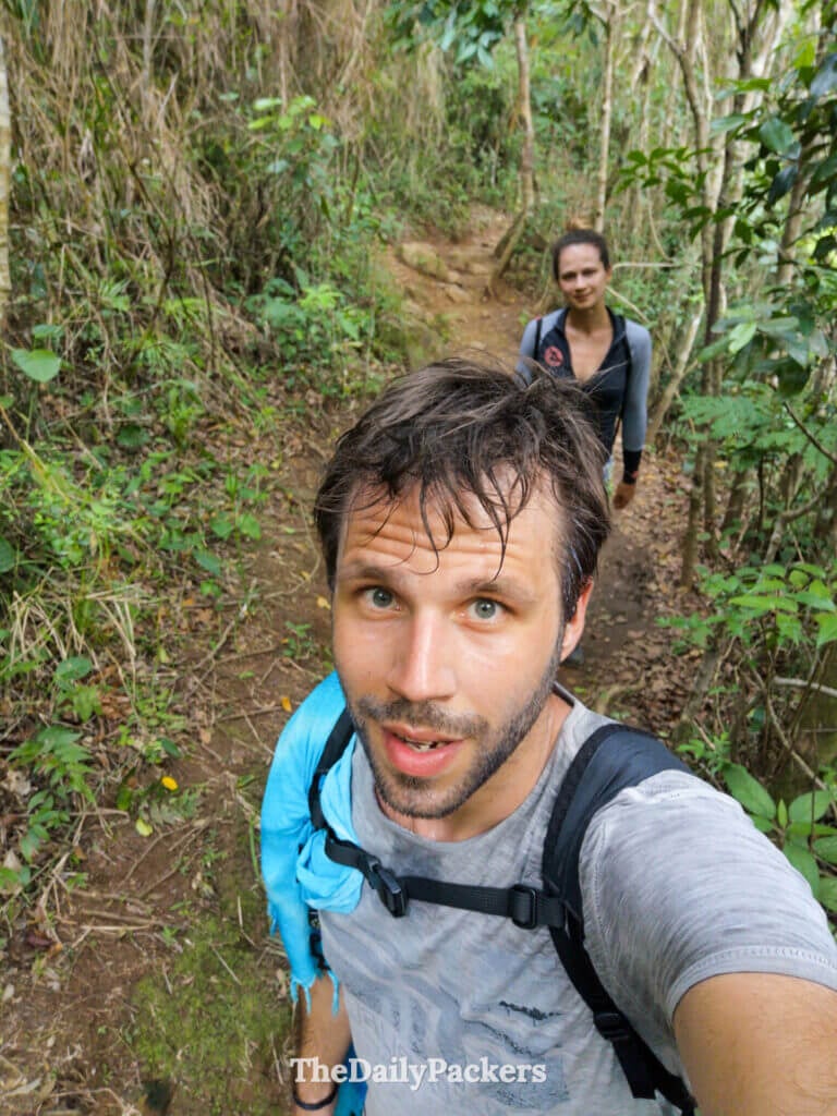 Randonneurs marchant à travers la forêt atlantique dense près de Pantano do Sul, marquant la fin de la randonnée de Lagoinha do Leste à Florianópolis