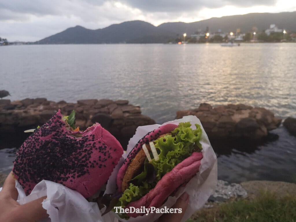 Colorful plant-based burgers enjoyed by the lagoon in Florianópolis, a relaxed dinner stop after a day exploring Lagoinha do Leste