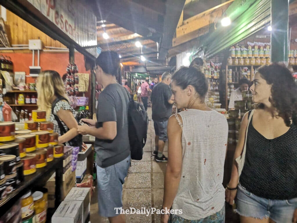 Rue commerçante animée à Puerto Iguazú, dans le cadre d’un itinéraire en Argentine