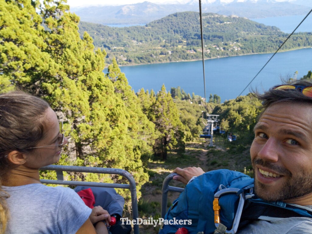 Couple sur le télésiège du Cerro Campanario au-dessus du lac Nahuel Huapi