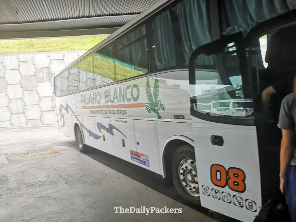 Bus Pájaro Blanco au terminal partant de Capilla del Monte vers les Sierras de Córdoba