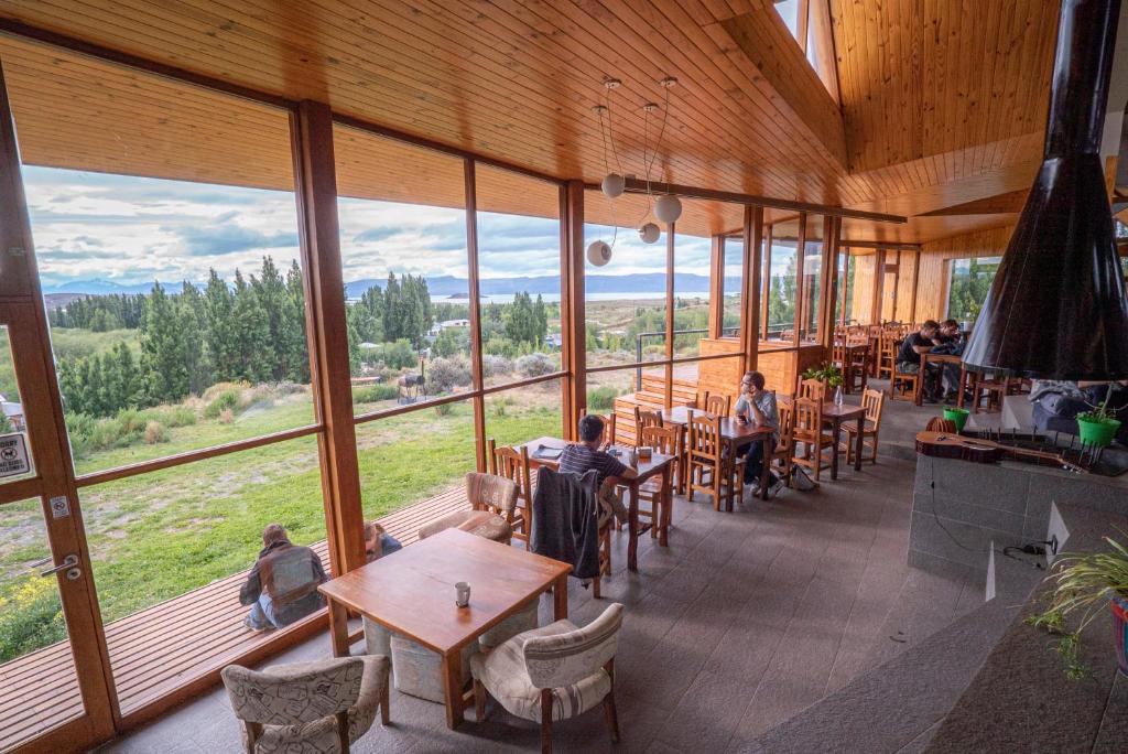 Espace commun de l’auberge America del Sur à El Calafate avec vue sur le lac